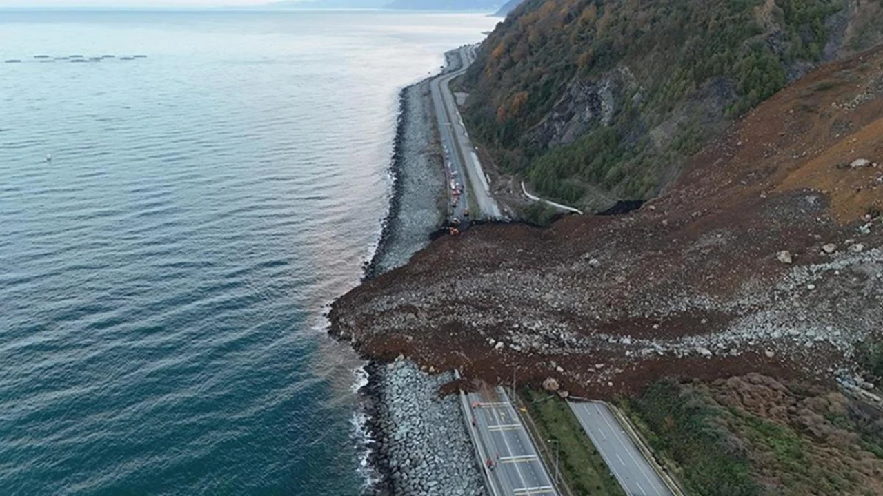 Artvin'de yürekleri ağıza getiren heyelan! Afet sonucu Karadeniz Sahil Yolu ulaşıma kapandı