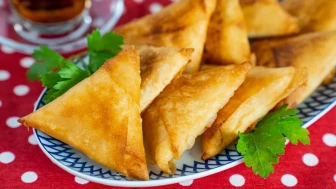 Gelinim Mutfakta Malzeme Listesi ve Pratik Tarifi. Tavada Üçgen Börek Nasıl Yapılır? İçine Ne Konur?