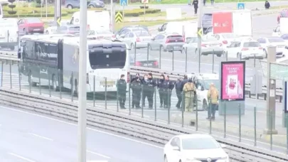 Esenyurt'ta metrobüs kazası: Bir yolcu düşerek yaralandı!